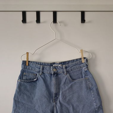 Hellblaue Shorts