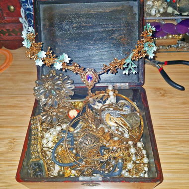 Mystery jewelry jar - golden treasures