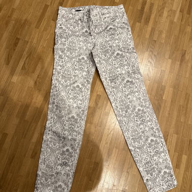 Pantaloni slim-fit bianchi con stampa barocca grigia