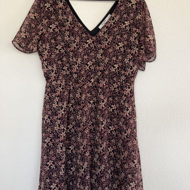 Blumenkleid mit V-Ausschnitt