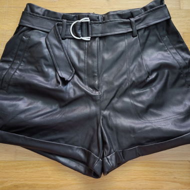 Pantaloncini in similpelle neri, taglia 42