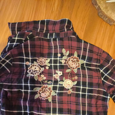 Chemise avec fleurs brodées au dos