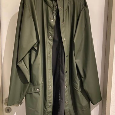Langer khakifarbener Rains-Regenmantel mit Kapuze