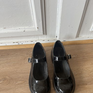 Schwarze Lackschuhe