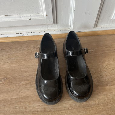Schwarze Lackschuhe