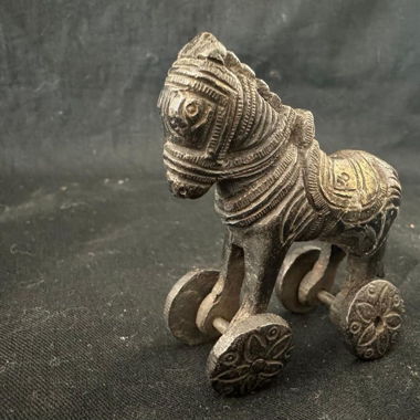 Statuina cavallo con le ruote in bronzo