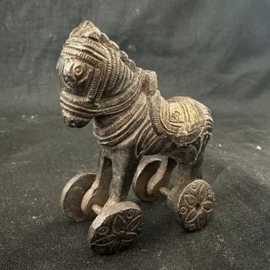 Statuina cavallo con le ruote in bronzo