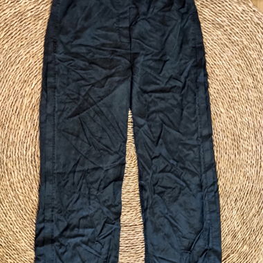Pantalon COS noir en lyocell avec détails