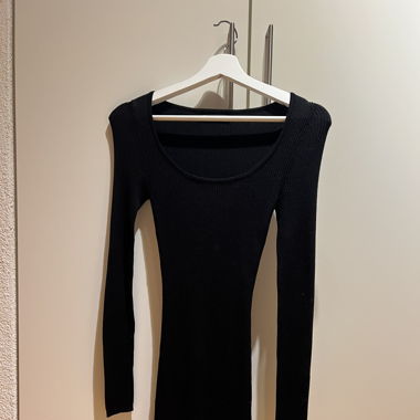 Schwarzes kurzes Strickkleid