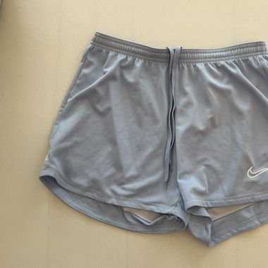 Hellblaue Nike-Shorts