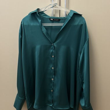 Gruene Satin-Bluse