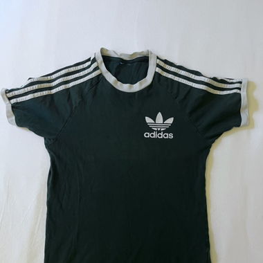 Adidas dunkelgrünes T-Shirt
