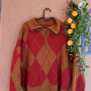 Maglione con zip a rombi rosso e marrone