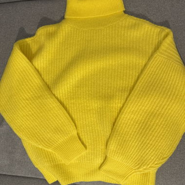 Pull à col roulé jaune