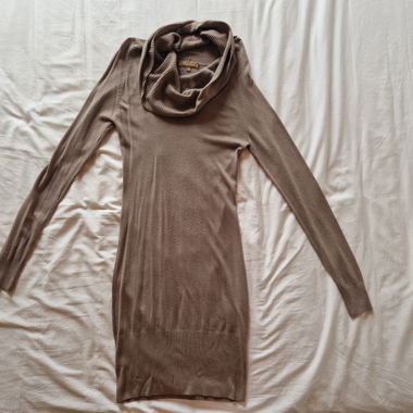 Robe en maille marron à col ample