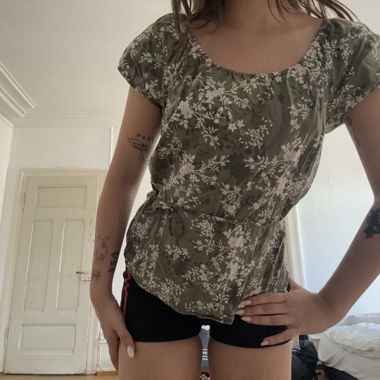 Blouse courte à manches courtes fleurie