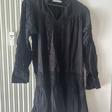 Schwarzes Sommerkleid mit langen Ärmeln, 100 % Viskose
