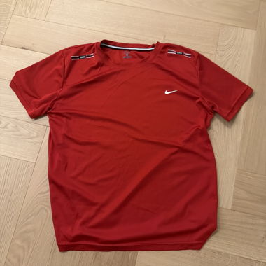 Rotes Nike Sportshirt