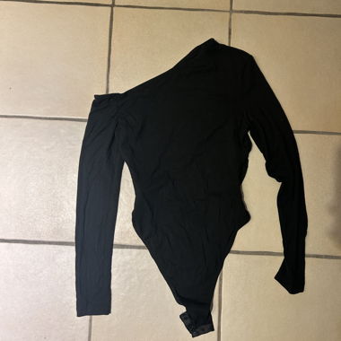 Schwarzer Body mit langen Ärmeln