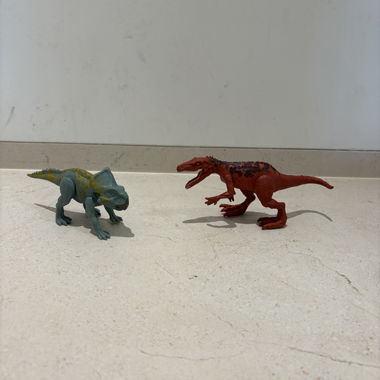 2 Dinosaurier-Spielfiguren