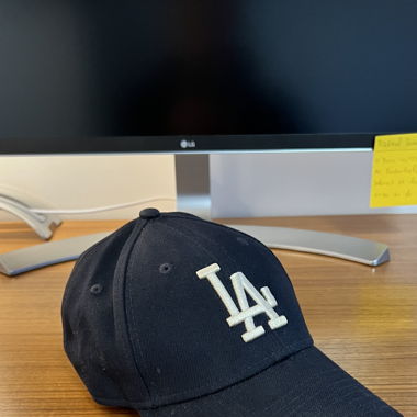 New Era LA Cap Dunkelblau und Gold Stitching