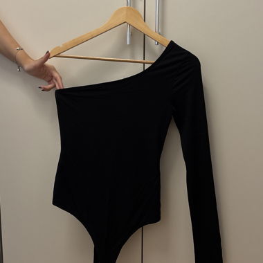 Schwarzer Asymmetrischer Body