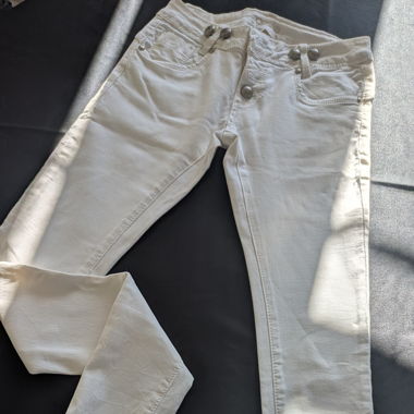 Weisse Slim-Jeans mit durchgehender Knopfleiste