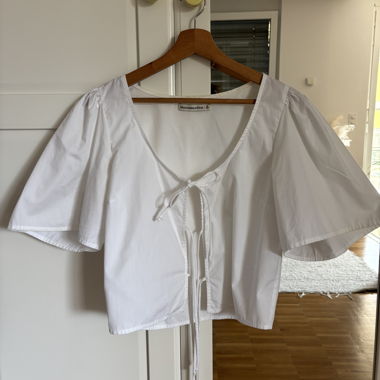 Blusa corta bianca