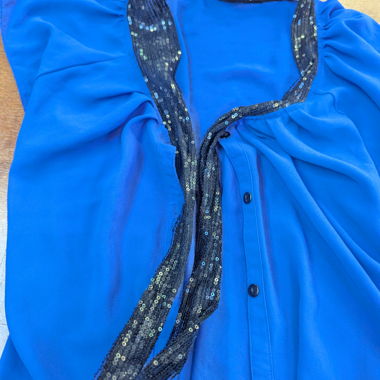 Chemisier bleu avec cravate à paillettes cousue