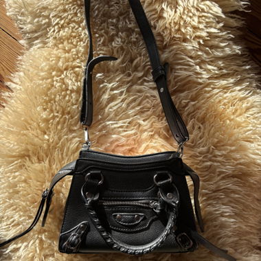 Sac à main métallisé et noir en similicuir