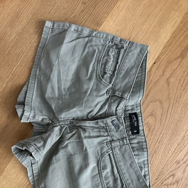 Militar green shorts 