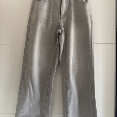 Weite graue Hose