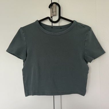 T-shirt cropped grigio-verde