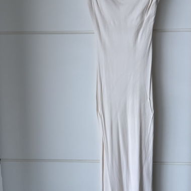 Langes cremefarbenes Kleid mit schmalen Trägern