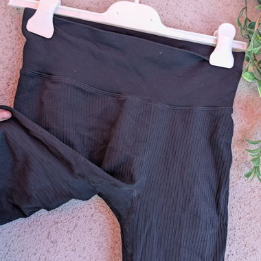 Leggings neri costine vita alta. Push-up.