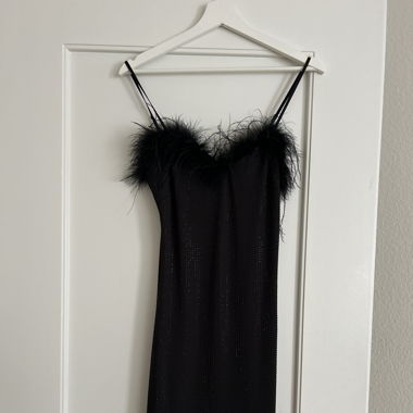 Schwarzes Minikleid mit Federn