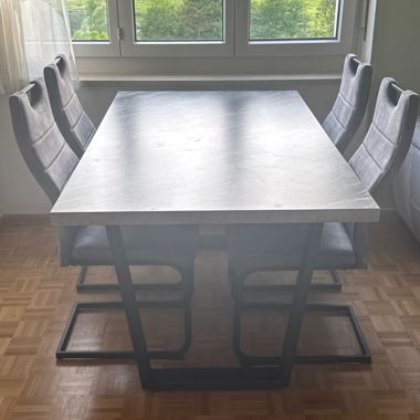 Essgruppe mit 4 Stühlen