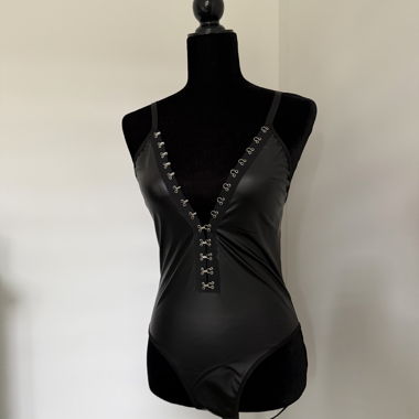 Body in ecopelle con catene, nero