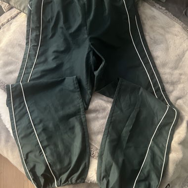 Sporthose tannengruen mit Kontraststreifen