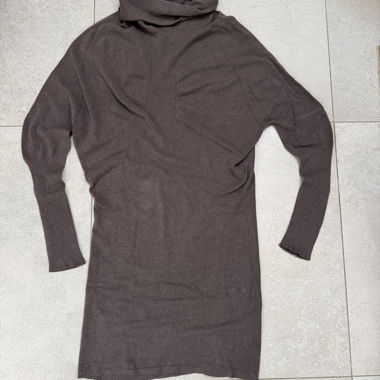 Abito in maglia marrone con collo alto