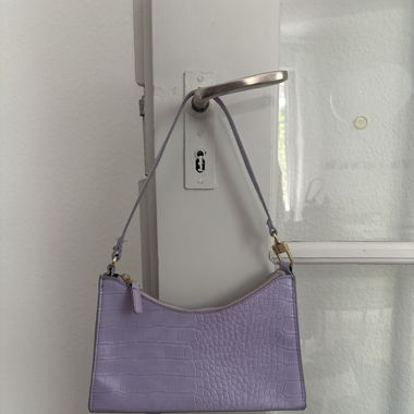 kleine pastellviolette Tasche
