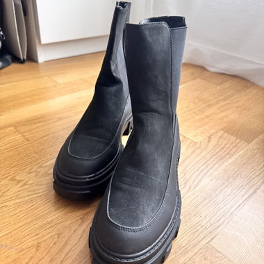 Schwarze Stiefel mit dicker Sohle