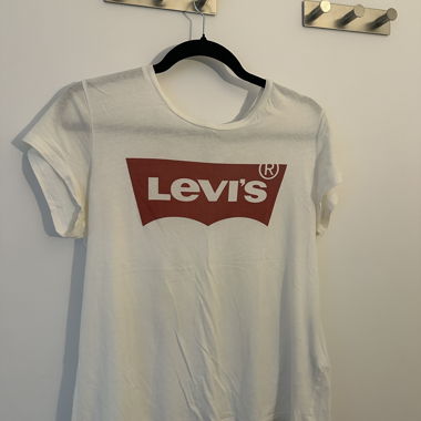 Levi's white T-shirt logo size M