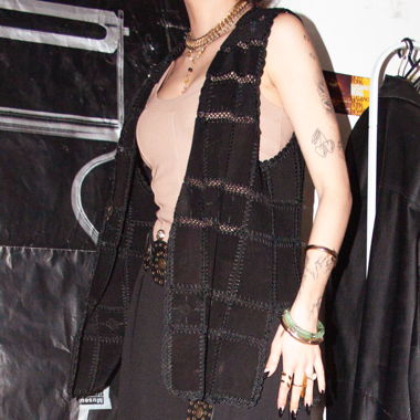 Gilet vintage en daim noir à panneaux cousus
