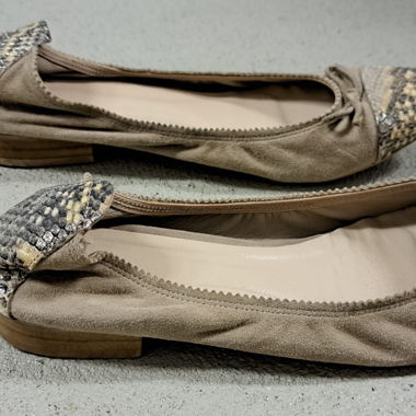 Ballerinas in Beige mit Schlangenoptik