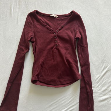 Bordeauxfarbenes Langarm-Top