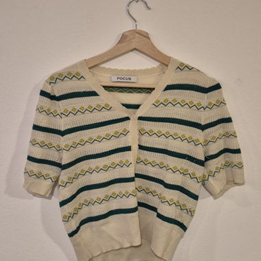 Kurzer FOCUS-Cardigan mit kurzen Ärmeln