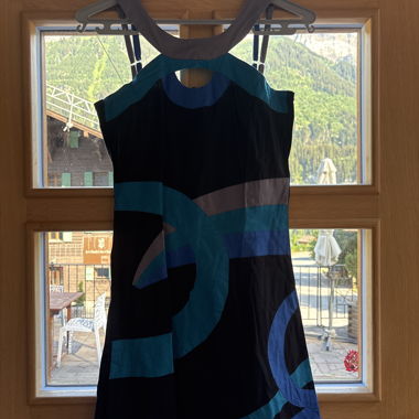 Buntes kurzes ärmelloses Kleid