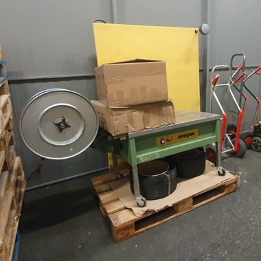 Machine de cerclage avec bandes de cerclage gratuites