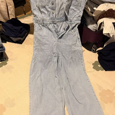 Hellblaue Jeans-Latzhose